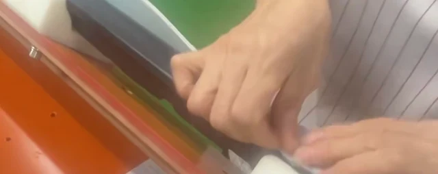 LK2C 门板现场网布贴合工序